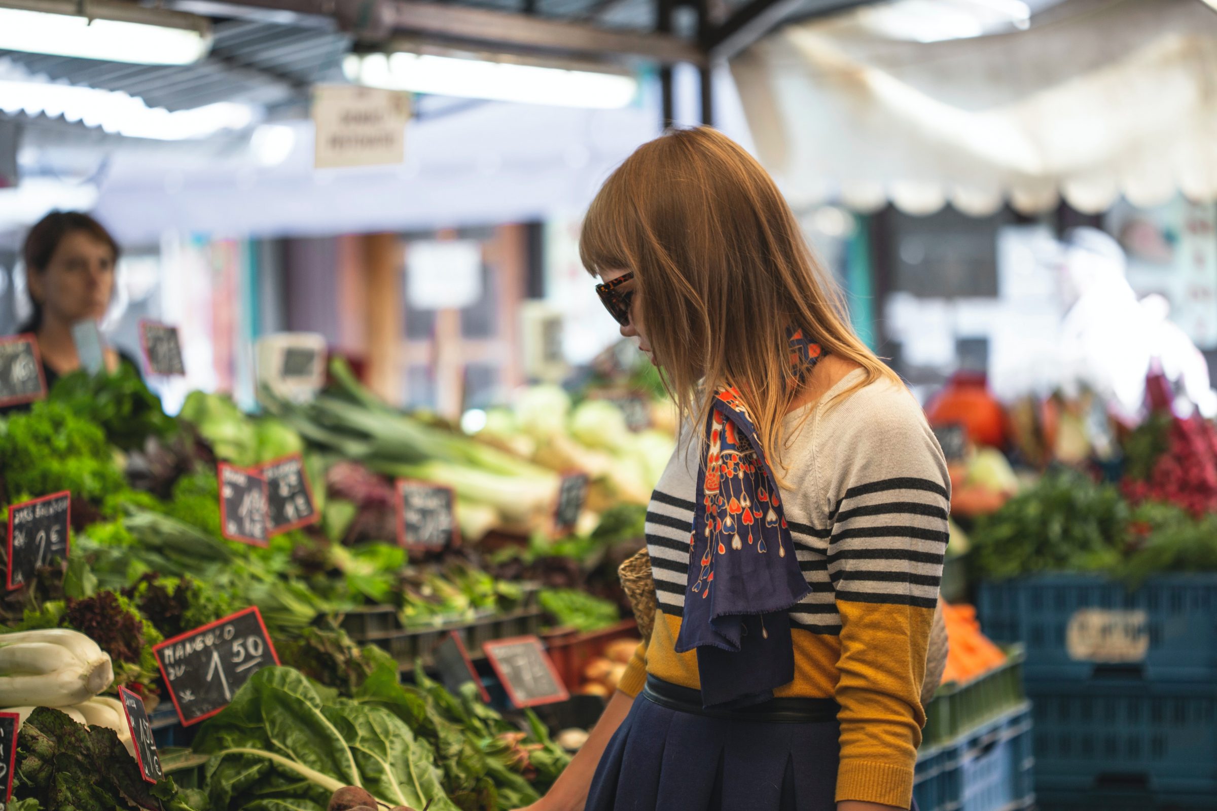 Alimentação e saúde fora do Brasil mulher feira comida