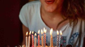 De Quantos Bolos de Aniversário Precisa uma Trabalhadora Multicultural
