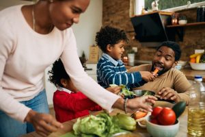 Familia cozinhando 1