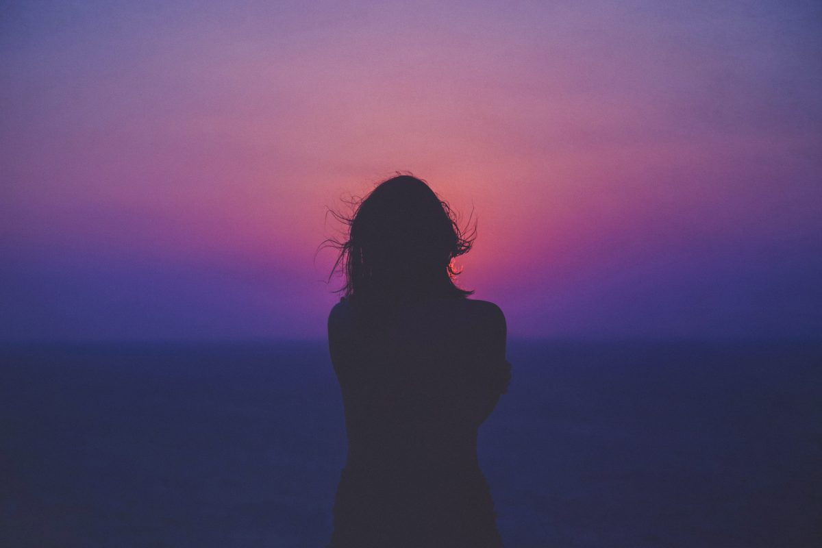 Solidão Solitude mulher sozinha solitária por do sol degrade roxo