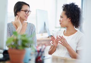 apaixonado por seu trabalho foto de duas jovens designers discutindo trabalho no escritorio