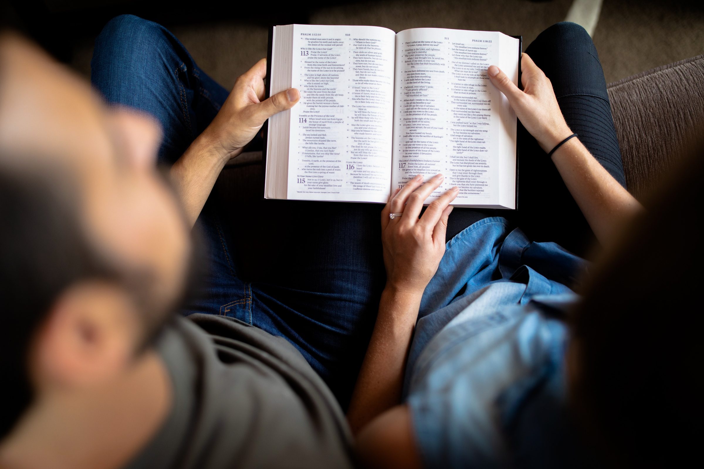 casal multicultural missão transcultural lendo bíblia