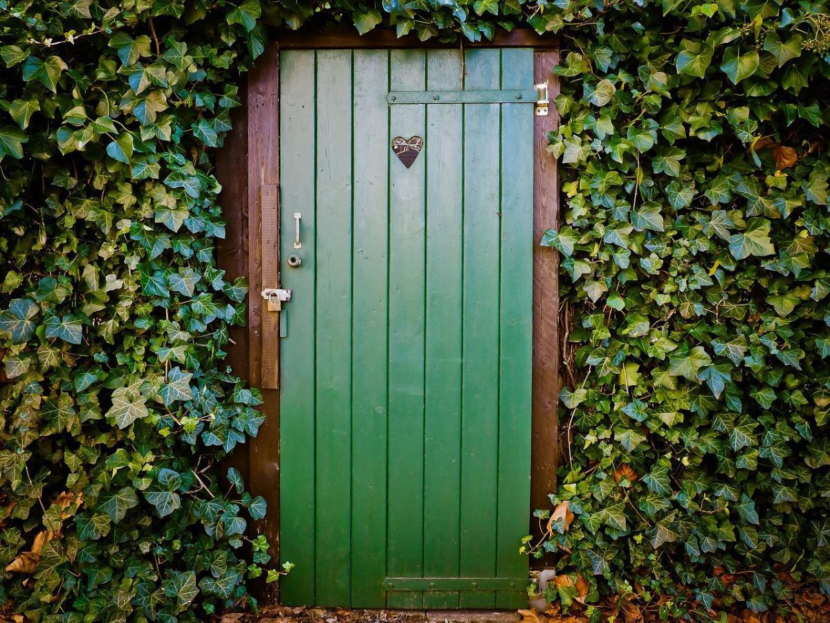 porta verde fechada