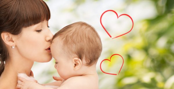 familia filhos paternidade e conceito de felicidade mae feliz com bebe adoravel