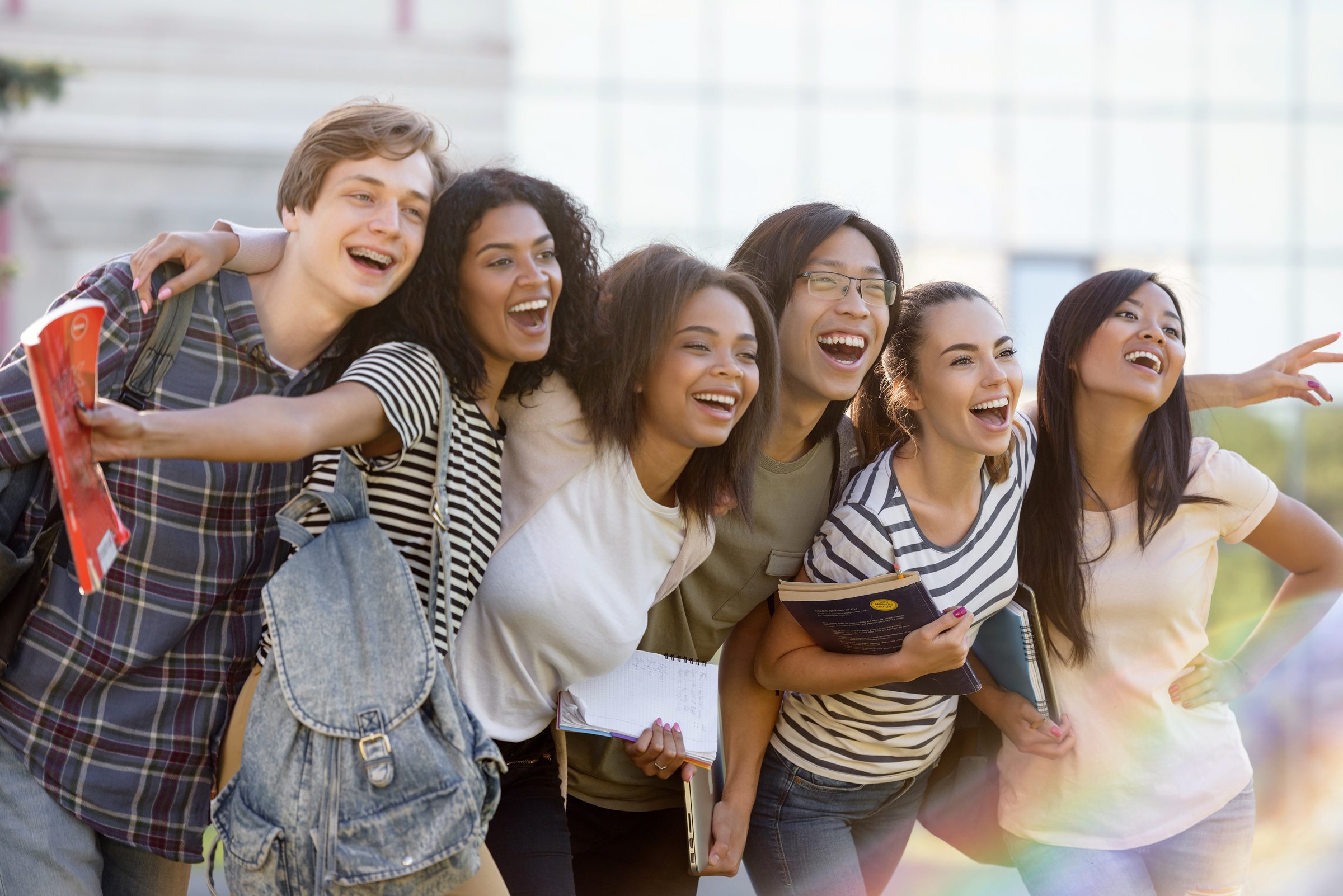 grupo de adolescentes multiculturais várias etnias