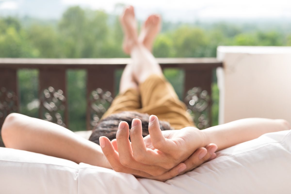 jovem relaxar na cama e apreciar a vista da montanha 1