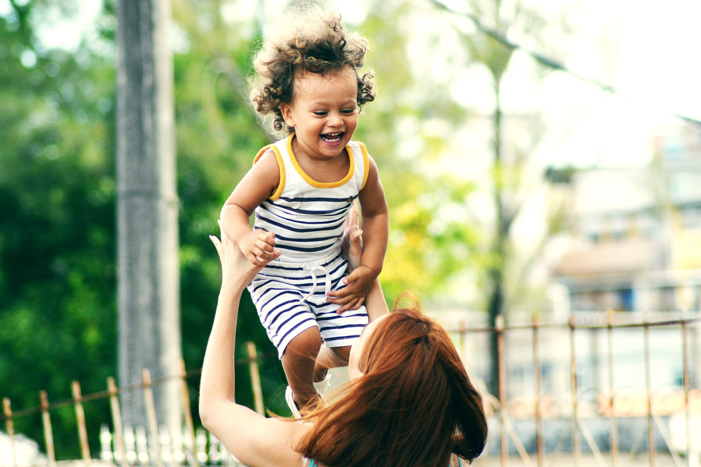 mãe multicultural com criança feliz necessidades especiais