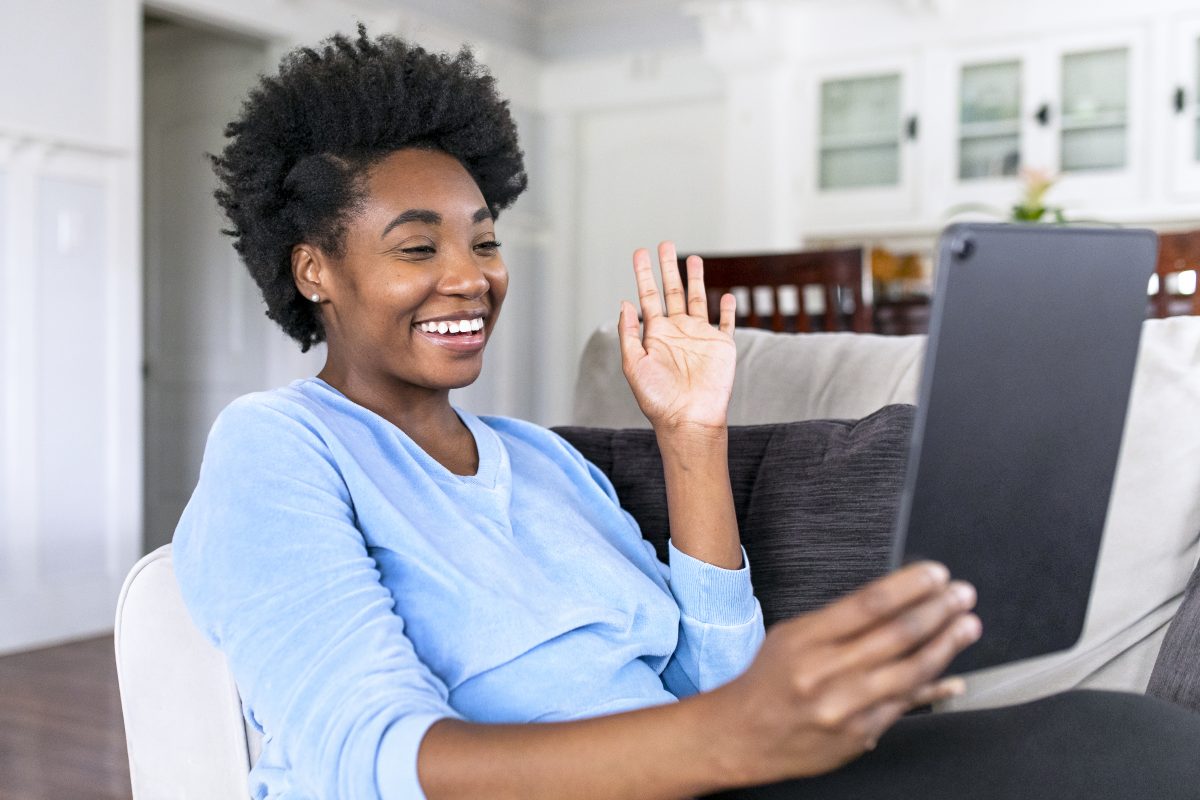 mulher ao vivo nas redes sociais durante o bloqueio covid19