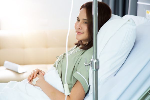 paciente feliz jovem asiatica descansando na cama do hospital e sorrir