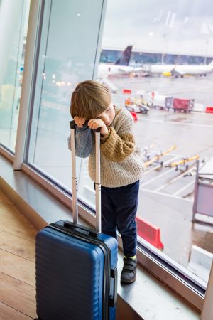 criança triste ou entediada no aeroporto