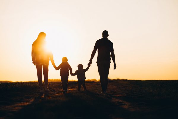 silhueta de familia feliz na sunset