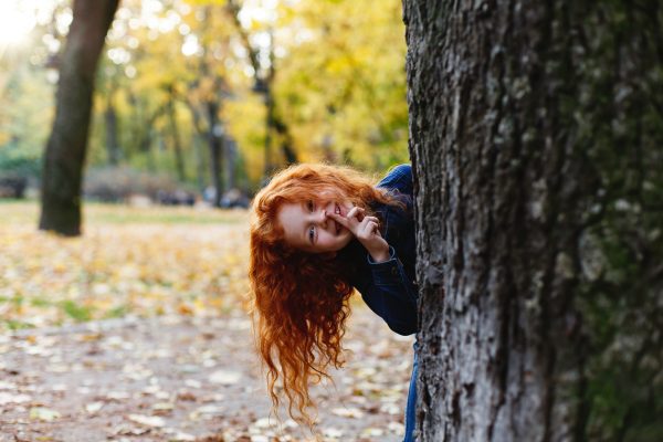 vibracoes de outono retrato de crianca cabelo encantador e vermelho menina parece feliz andando e jogando em t 1
